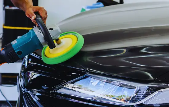 Polimento técnico automotivo em veículo preto